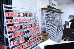 Thousands of mobile phones installed on specialised racks – items seized by the Lao Ministry of Public Security in an online fraud investigation. (Photo published by VNA)