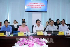 Tran Quoc Tuan, Director of the Department of Industry and Trade of Vinh Long province (C) speaks at the working session. (Photo: VNA)