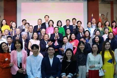 Prime Minister Pham Minh Chinh and his spouse meet with staff of the Vietnamese Embassy and members of the Vietnamese community in France on the evening of June 10 (Photo: VNA)