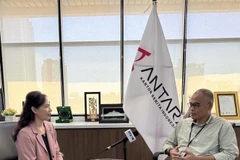 Irfan Junaidi, Director of News at the Indonesian national news agency ANTARA (right) speaks to a VNA correspondent in Jakarta. (Photo: VNA)