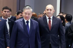 General Secretary of the Communist Party of Vietnam Central Committee To Lam (left) and Bulgarian President Rumen Radev attend a Vietnam - Bulgaria Business Forum in Sofia on October 23, 2025. (Photo: VNA)