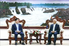 Khamphanh Pheuyavong (right), Secretary of the LPRP Central Committee and Chairman of the LPRP Central Committee’s Commission for Propaganda and Training, and Vice Chairman of the Communist Party of Vietnam Central Committee’s Commission for Information, Education, and Mass Mobilisation Trieu Tai Vinh. (Photo: VNA)