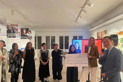 Architect Tran Thi Ngu Ngon receives DIVIA 2025 award (Photo: VNA)