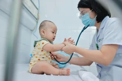 Providing health care services to children (Photo: VNA)