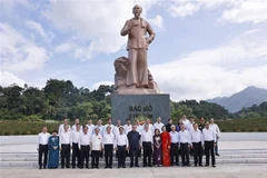 National Assembly Chairman Tran Thanh Man, former Party General Secretary Nong Duc Manh, and delegates offer flowers at the Ho Chi Minh statue. (Photo: VNA)
