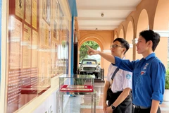 Students visit the exhibition (Photo: VNA)