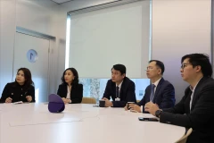 Deputy Minister of Foreign Affairs Le Anh Tuan (middle) and the Vietnamese delegation attend an event at the WEF Davos 2026. (Photo: VNA)