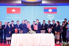 Minister of Industry and Trade Nguyen Hong Dien and his Lao counterpart Malaithong Kommasith sign the Vietnam - Laos Trade Agreement on April 8, 2024. (Photo: VNA)