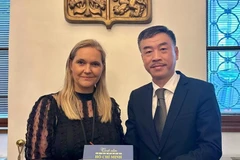 Chairwoman of the Czech Republic - Vietnam Parliamentary Friendship Group Petra Quittova (L) at a meeting with Vietnamese Ambassador to the Czech Republic Duong Hoai Nam. (Photo: VNA)