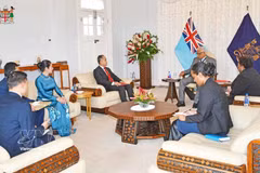 An overview of the meeting between Vietnamese Ambassador to New Zealand concurrently accredited to Fiji Phan Minh Giang and Fijian President Ratu Naiqama Tawakecolati Lalabalavu. (Photo published by VNA)