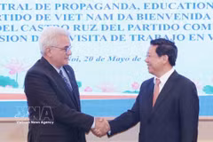 Vice Chairman of the Party Central Committee’s Commission for Information, Education and Mass Mobilisation Tran Thanh Lam (R) receives Director of the Cuba’s Fidel Castro Ruz Centre Dr Rene Gonzalez Barrios in Hanoi on May 20. (Photo: VNA)