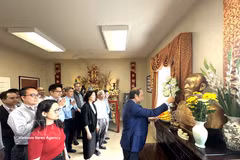 Vietnamese Ambassador to the US Nguyen Quoc Dung and others offer incense in tribute to President Ho Chi Minh in Washington DC on May 19, 2026. (Photo: VNA)