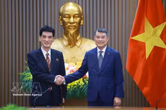 Prime Minister Le Minh Hung (right) and Ambassador of the Democratic People’s Republic of Korea (DPRK) to Vietnam Ri Sung Guk at their meeting on May 20 (Photo: VNA)