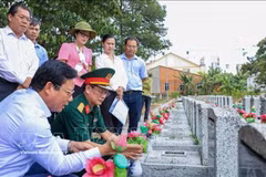 Pham Tan Hoa (left), Vice Chairman of the Tay Ninh provincial People’s Committee, and members of a working delegation inspect and review information on unidentified martyrs’ graves at An Tinh Martyrs’ Cemetery in An Tinh ward, Tay Ninh province. (Photo: VNA)