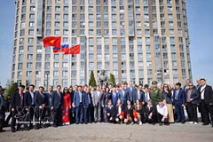 Vietnamese Ambassador to Russia Dang Minh Khoi, Chairman of the St. Petersburg Committee on External Relations Evgeny Grigoriev, Vice Chairman of the committee Vyacheslav Kalganov, and Deputy Chairman of the Legislative Assembly of the city Nikolay Bondarenko led a delegation in laying red carnations before the statue of President Ho Chi Minh (Photo: VNA)