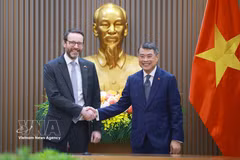 Prime Minister Le Minh Hung (R) hosts the UK's Ambassador to Vietnam Iain Frew in Hanoi on May 20 (Photo: VNA)