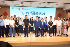 Representatives of participating organisations pose for a group photo at the exchange programme marking China Tourism Day on May 19, 2026. (Photo: VNA) 
