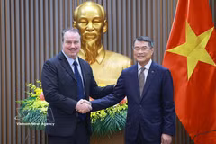 Prime Minister Le Minh Hung (R) and Ambassador Rick Switzer, Deputy US Trade Representative, in Hanoi on May 20, 2026. (Photo: VNA)