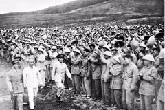 President Ho Chi Minh visits and inspects a southern military unit regrouped in the North during a training exercise before returning to the southern battlefield in June 1957. (Photo: VNA)