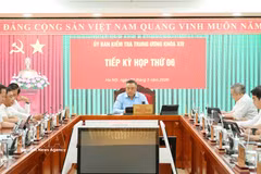 Tran Sy Thanh, Politburo member, Secretary of the Party Central Committee and head of the committee’s Inspection Commission chairs the commission's meeting (Photo: VNA)