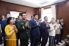 Delegates offer incense in commemoration of President Ho Chi Minh. (Photo: VNA)