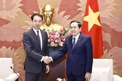 National Assembly (NA) Chairman Tran Thanh Man (R) receives Chinese Ambassador to Vietnam He Wei. (Photo: VNA)