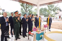 Vietnamese Ambassador to Laos Nguyen Minh Tam, Standing Member of the Vientiane provincial Party Committee Lammay Koutlavong, and other officials offer incense in tribute to fallen heroes at the Laos–Vietnam combatant alliance relic site in Keun village of Thoulakhom district, Vientiane province, on July 24. (Photo: VNA)