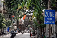 A sign marking a Low Emission Zone stands near the O Quan Chuong gate, one of the gateways to Hanoi's Old Quarter. (Photo: VNA)
