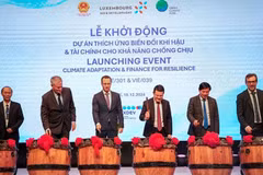 Delegates beat drums to launch the two climate adaptation projects (Photo: nhandan.vn)