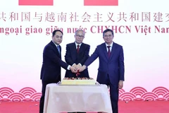 Vietnamese Ambassador to China Pham Thanh Binh (R), Vice Chairman of the Standing Committee of the National People's Congress of China Li Hongzhong (C), and President of the Chinese People's Association for Friendship with Foreign Countries Yang Wanming celebrate the 75th founding anniversary of diplomatic ties between the two countries. (Photo: VNA)