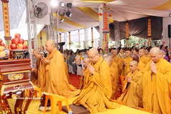 Municipal leaders, representatives of Military Region 7, senior dignitaries of the VBS, Buddhist monks, nuns, followers and local residents attend the ceremony on June 14. (Photo: VNA)