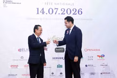 Bui Minh Thanh (left), Vice Chairman of the Ho Chi Minh City People's Committee, congratulates Etienne Ranaivoson, Consul General of France in Ho Chi Minh City, on the occasion of France's National Day. (Photo:VNA) 