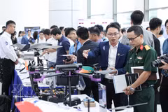 Delegates visit the exhibition booths at the announcement ceremony of three strategic technology industry innovation networks on August 25, 2025. (Illustrative image. Source: VNA)
