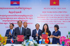 Representatives of the Department for Roads of Vietnam and Cambodia's Ministry of Public Works and Transport reach a common interpretation of Clause 2, Article 3 of the protocol amending the protocol for the implementation of the agreement, which serves as the legal basis for applying the agreement to all international border crossings between the two countries, including Tan Nam–Meun Chey. (Photo: VNA)
