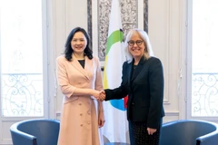 Vietnamese Ambassador Nguyen Thi Van Anh (L), Permanent Representative of the State President to the Permanent Council of La Francophonie, and Administrator of the International Organisation of La Francophonie (OIF) Caroline St-Hilaire at theri meeting in Paris on March 12. (Photo published by VNA)