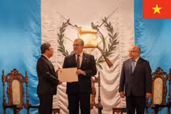 Ambassador Nguyen Van Hai (first, left) presents the letter of credence from State President Luong Cuong to Guatemalan President Bernardo Arévalo (Photo: VNA)