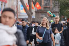 The number of foreign visitors to Hanoi in the first 11 months of 2025 rises by around 25% year-on-year (Photo: VNA)