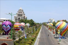 Hot-air balloons are seen along Nguyen Tat Thanh street, Phan Thiet city, the south-central province of Binh Thuan. (Photo: VNA)