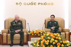 Minister of National Defence Gen. Phan Van Giang (R) and Russian Deputy Minister of National Defence Sen. Lieut. Gen. Alexander Vasilyevich Fomin at their meeting in Hanoi on December 26 (Photo: VNA)