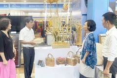 Customers learn about products at the Hanoi Giftshow 2025. (Photo: hanoimoi.vn)