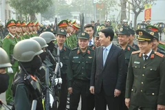 State President Luong Cuong visits mobile police officers and soldiers (Photo: VNA)