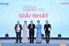 VNA General Director Vu Viet Trang (second, right) and Deputy Minister of Culture, Sports and Tourism Ta Quang Dong (centre) present the first prizes to the winners. (Photo: VNA) 