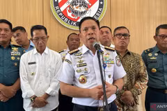 Bakamla Head Rear Admiral Irvansyah speaks with the press (Photo: Antara)