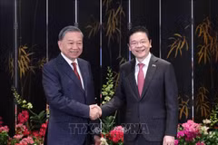Singaporean Prime Minister and PAP Secretary-General Lawrence Wong (R) welcomes Vietnamese Party General Secretary To Lam on official visit to Singapore. (Photo: VNA)