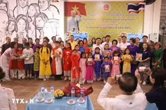 Delegates pose for a group photo with students of Khanh An Vietnamese language school in Thailand's northeastern Udon Thani province. (Photo" VNA)