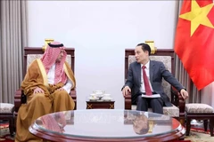 Minister of Foreign Affairs Le Hoai Trung (R) receives outgoing Ambassador of Saudi Arabia to Vietnam Mohammed Ismaeil A. Dahlwy in Hanoi on December 31. (Photo: VNA)