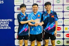 Vietnamese pair Nguyen Van Tuan Anh and Nguyen Duc Viet receive a bonus payment from their coach after winning. (Photo of VTTF)