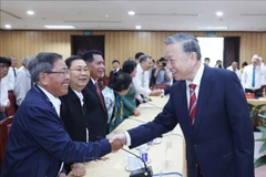 Party General Secretary To Lam (R) hosts former Party and State leaders and veteran officials, as well as outstanding intellectuals, scientists, and artists from southern provinces and cities on January 9. (Photo: VNA)