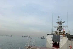 Ship 09 of Brigade 171 of the Vietnam People’s Navy operates in Indonesian waters alongside naval vessels from participating countries during the AUMX-2 exercise. (Photo: VNA)