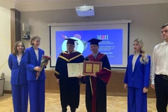 Professor Dr. Tran Hong Thai receives the honorary doctorate title and certificate from Professor Nikolay Rogalev of MPEI. (Photo published by VNA)